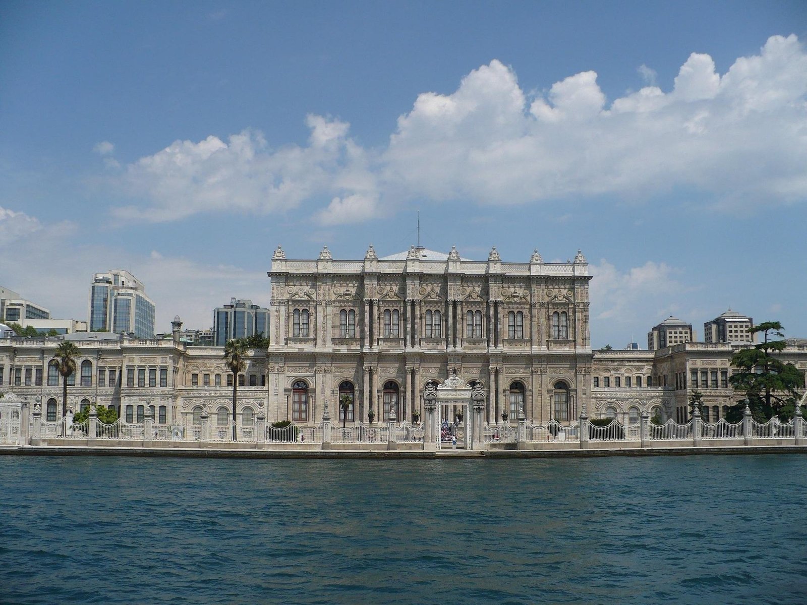 Dolmabahçe Sarayı dış cephe Boğaz manzarası