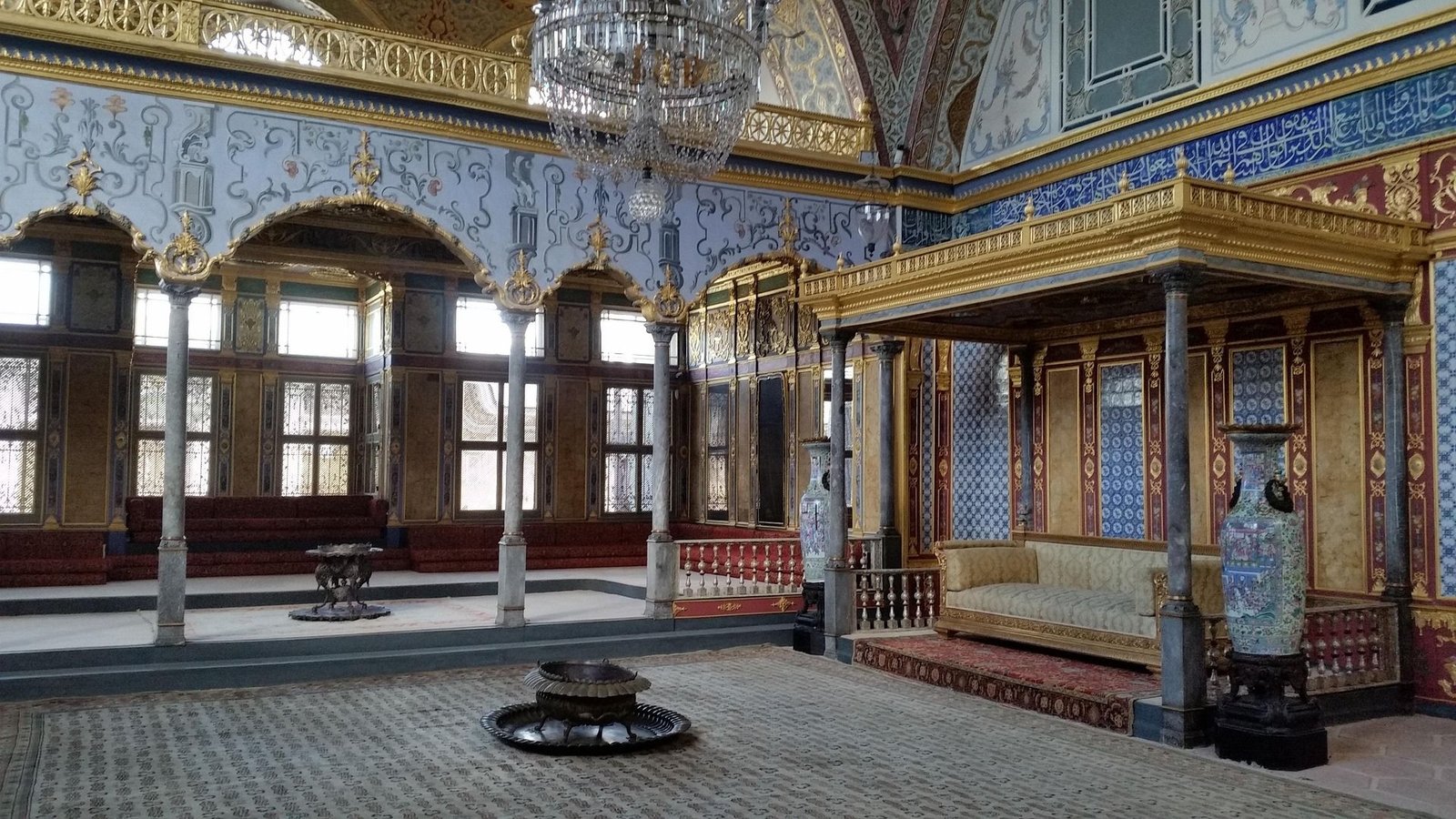 Topkapı Sarayı bahçe ve giriş kapısı