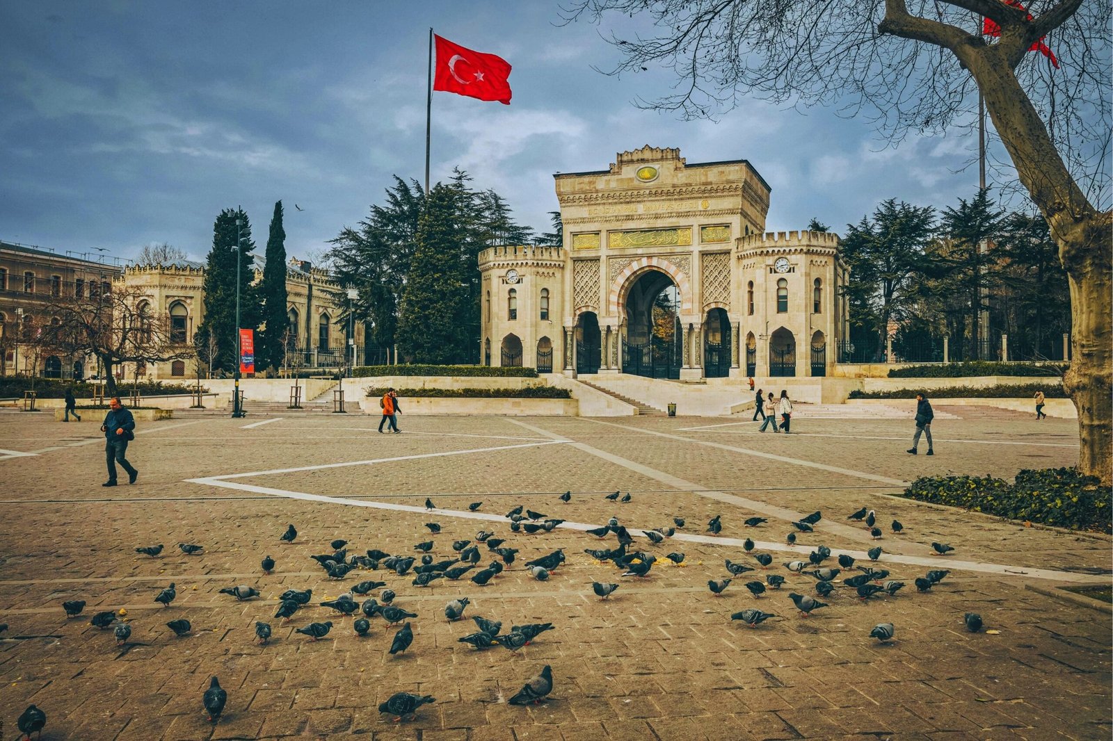 Beyazıt Meydanı ve İstanbul Üniversitesi girişi