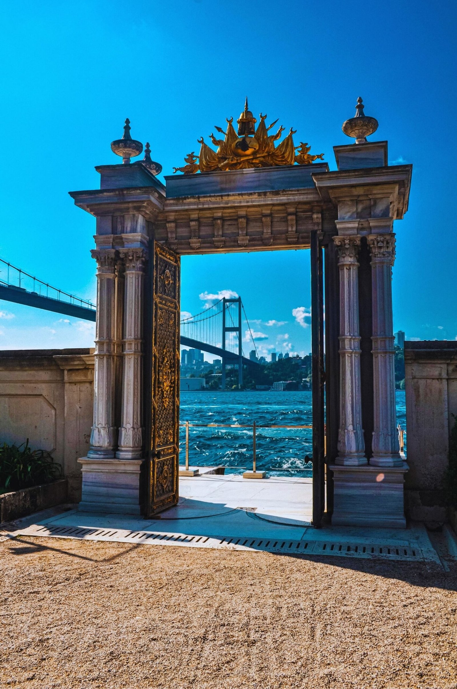 Beylerbeyi Sarayı bahçe ve deniz manzarası