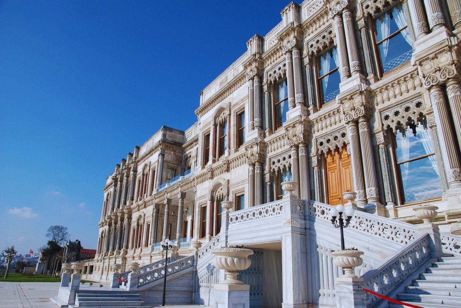 Çırağan Sarayı Boğaz kıyısı