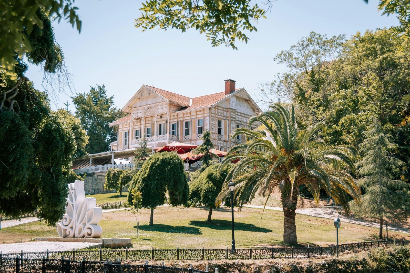 Emirgan Korusu laleler ve yürüyüş yolları