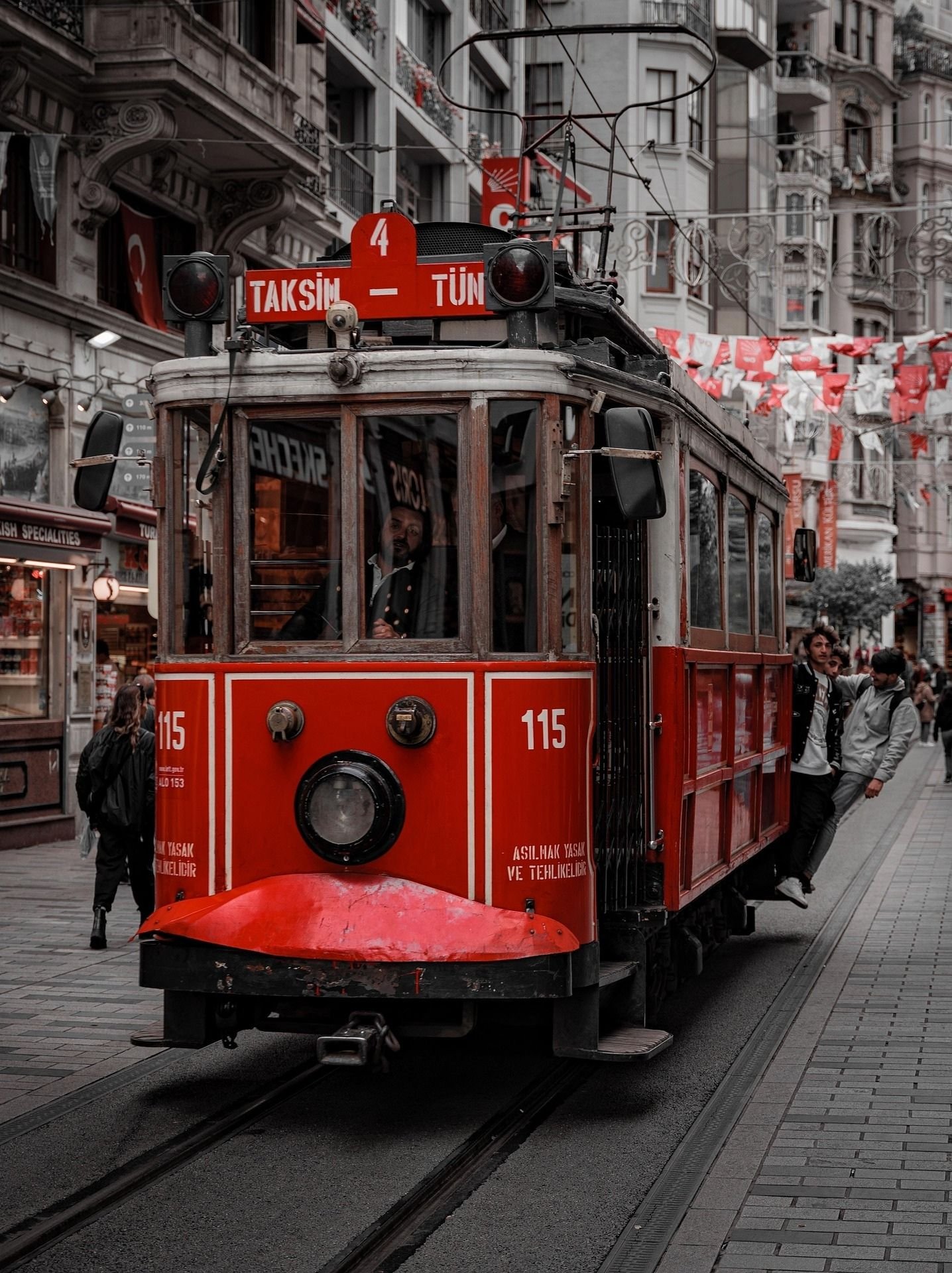 İstiklal Caddesi tramvay kalabalık