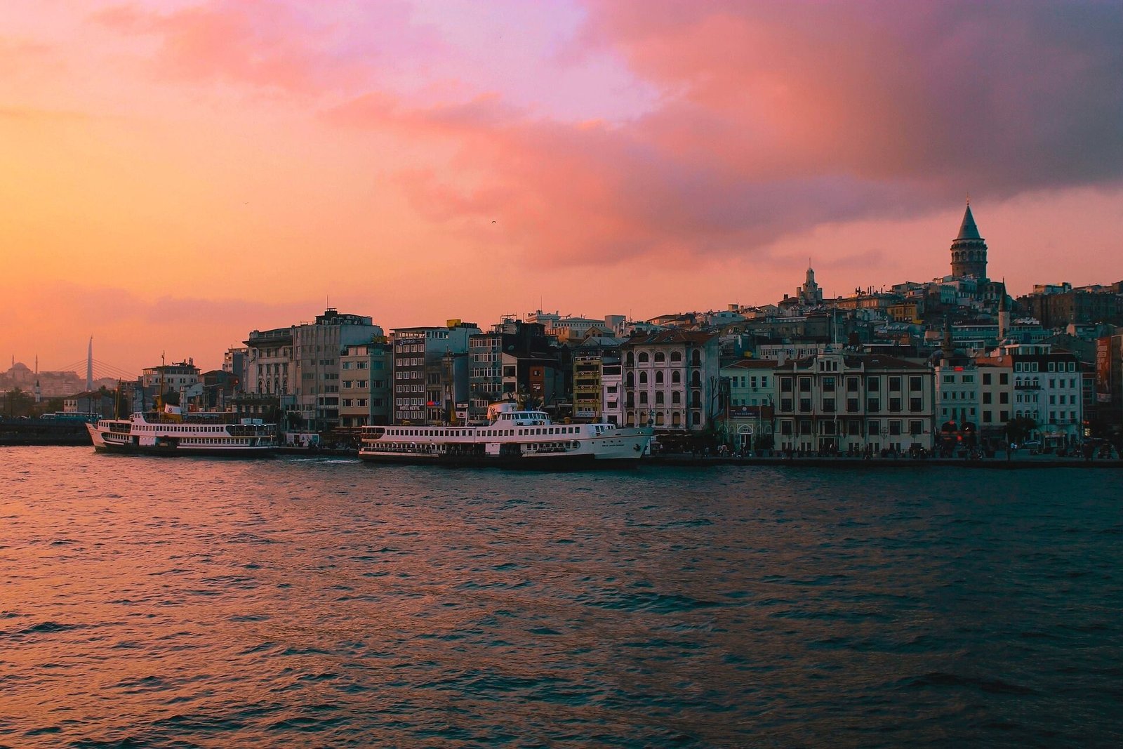 Karaköy sahili ve kafeler