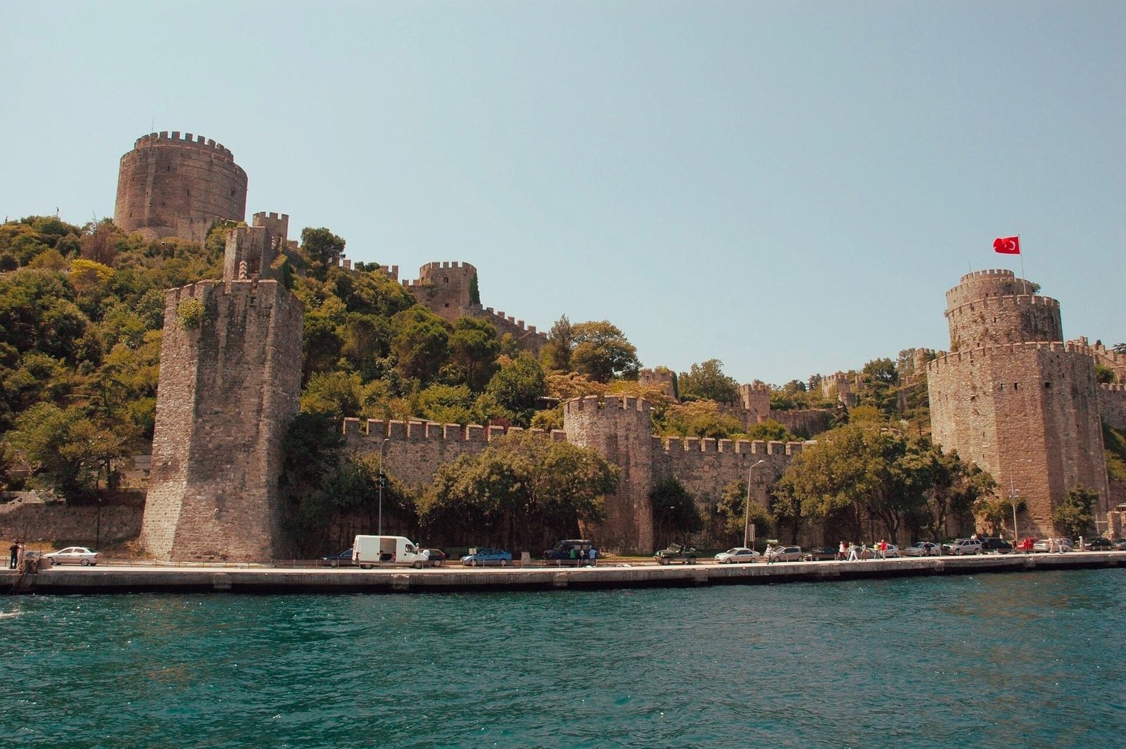 Rumeli Hisarı boğaz kıyısı görünümü