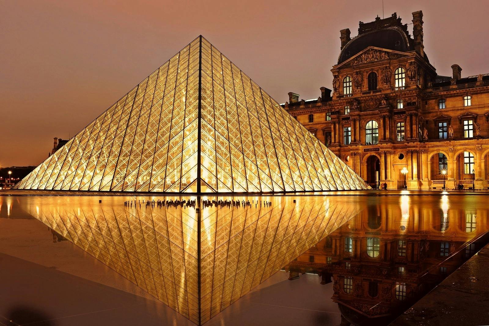 Louvre Piramidi – gece aydınlatması