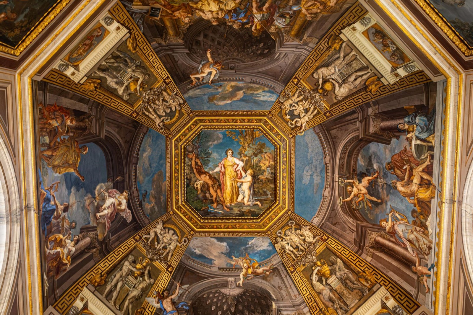 Roma da gezilecek yerler Vatikan Müzeleri Musei Vaticani