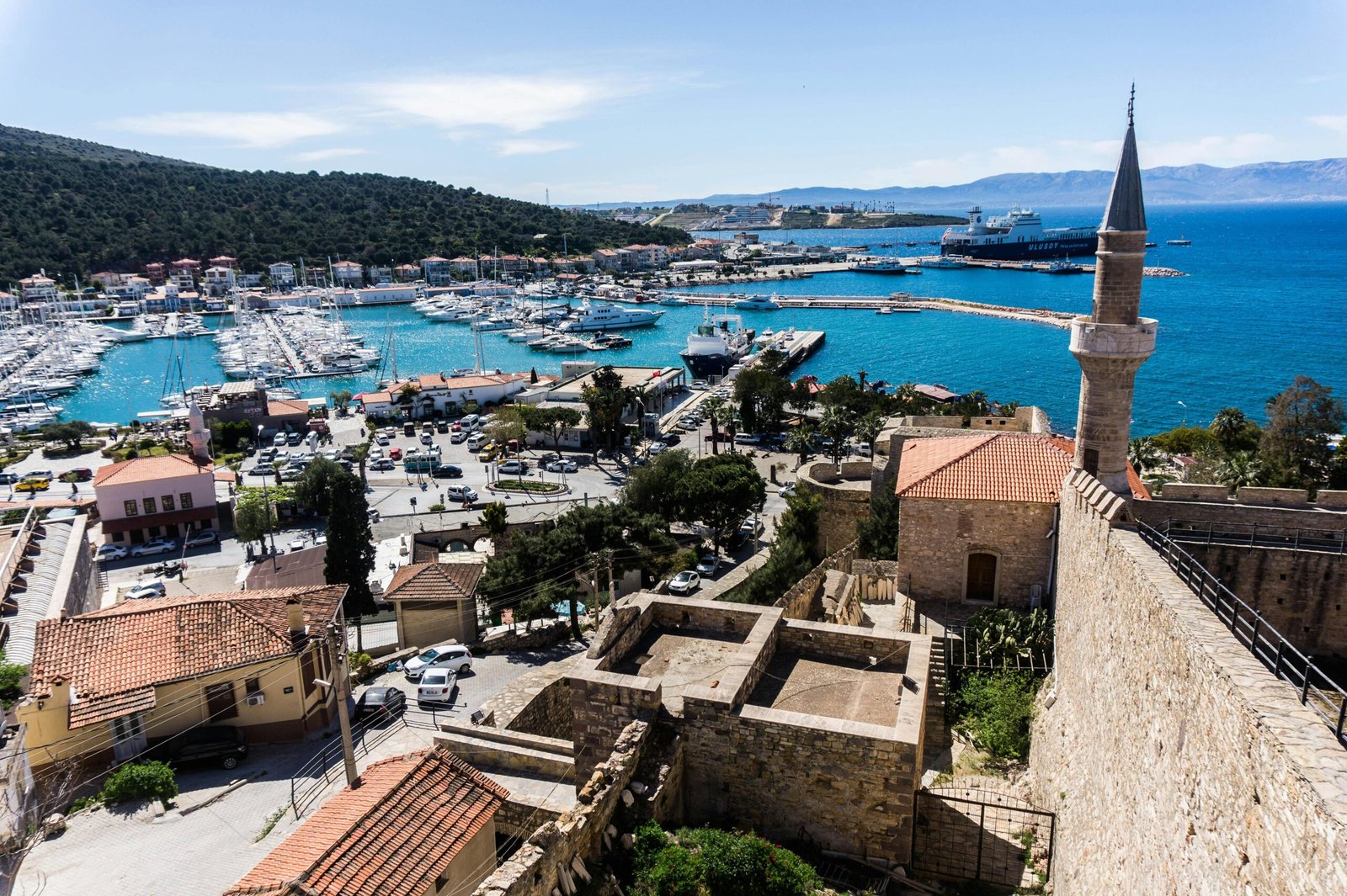 Sakız Adası (Chios) limanı ve kale manzarası – kapıda vize rehberi