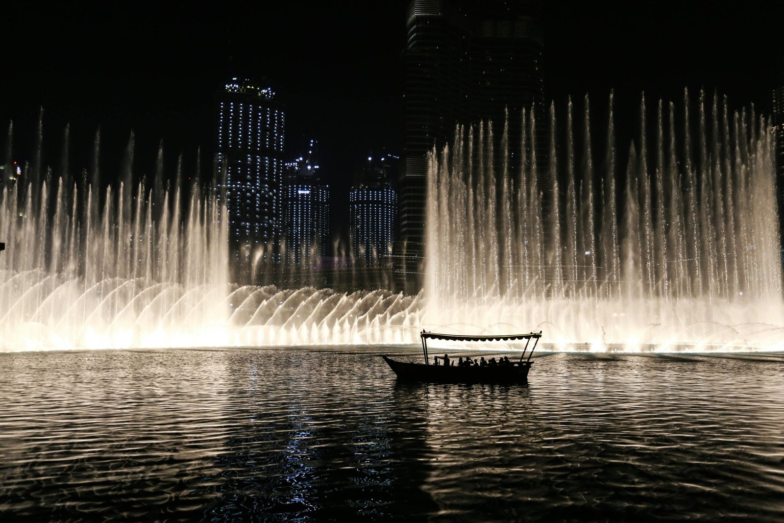 Dubai Fountain müzikli su gösterisi