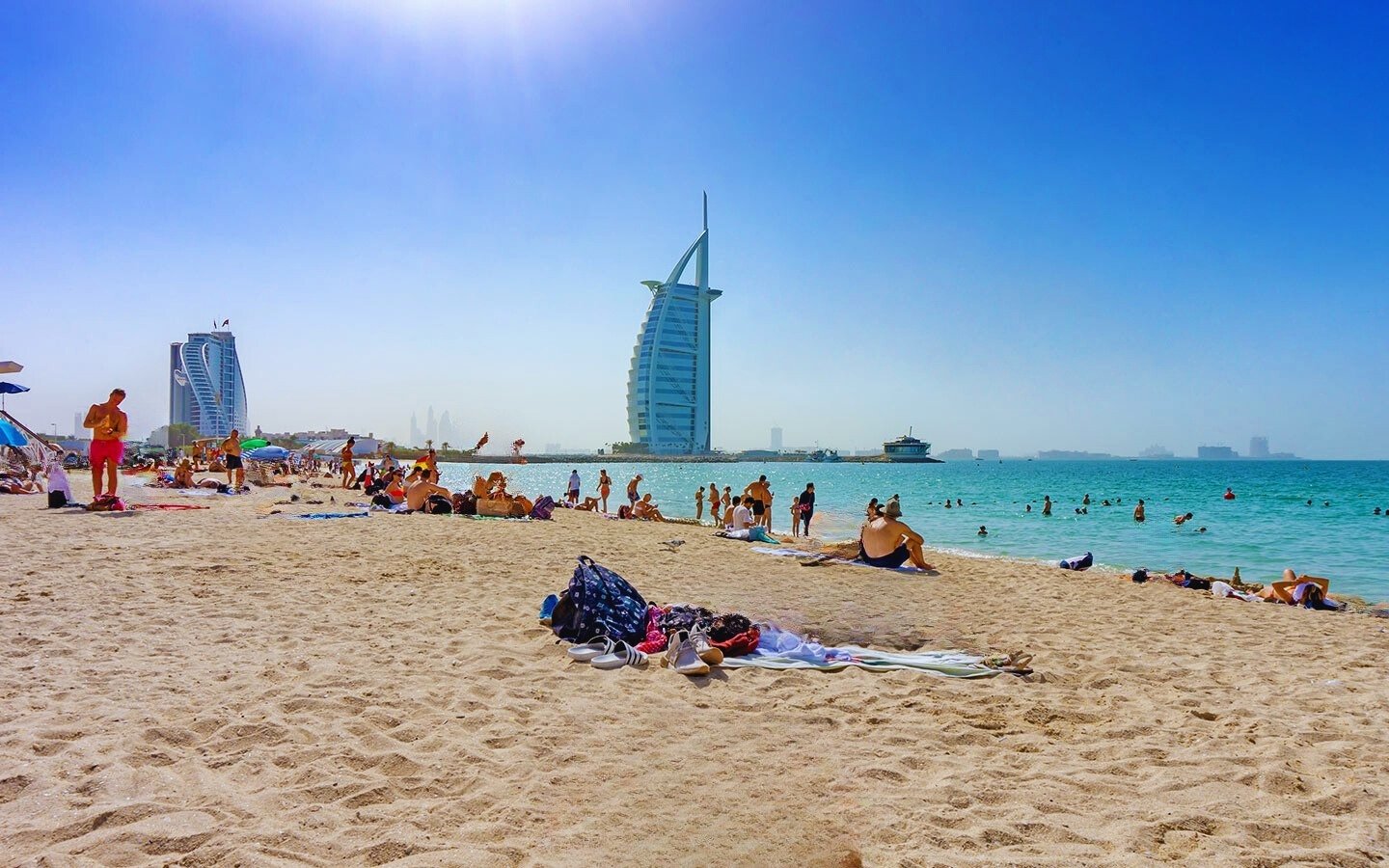 Jumeirah Beach sahili ve Burj Al Arab manzarası