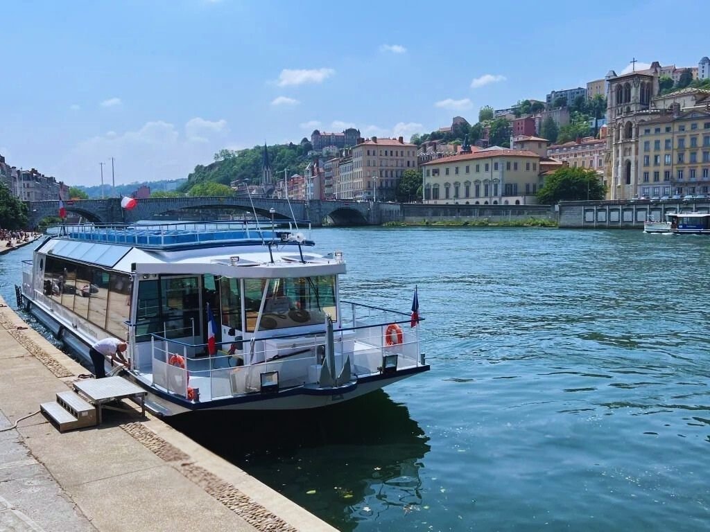 Lyon ne yapılır nehir turu - Lyon Fransa Rhône nehri üzerinde tekne turu