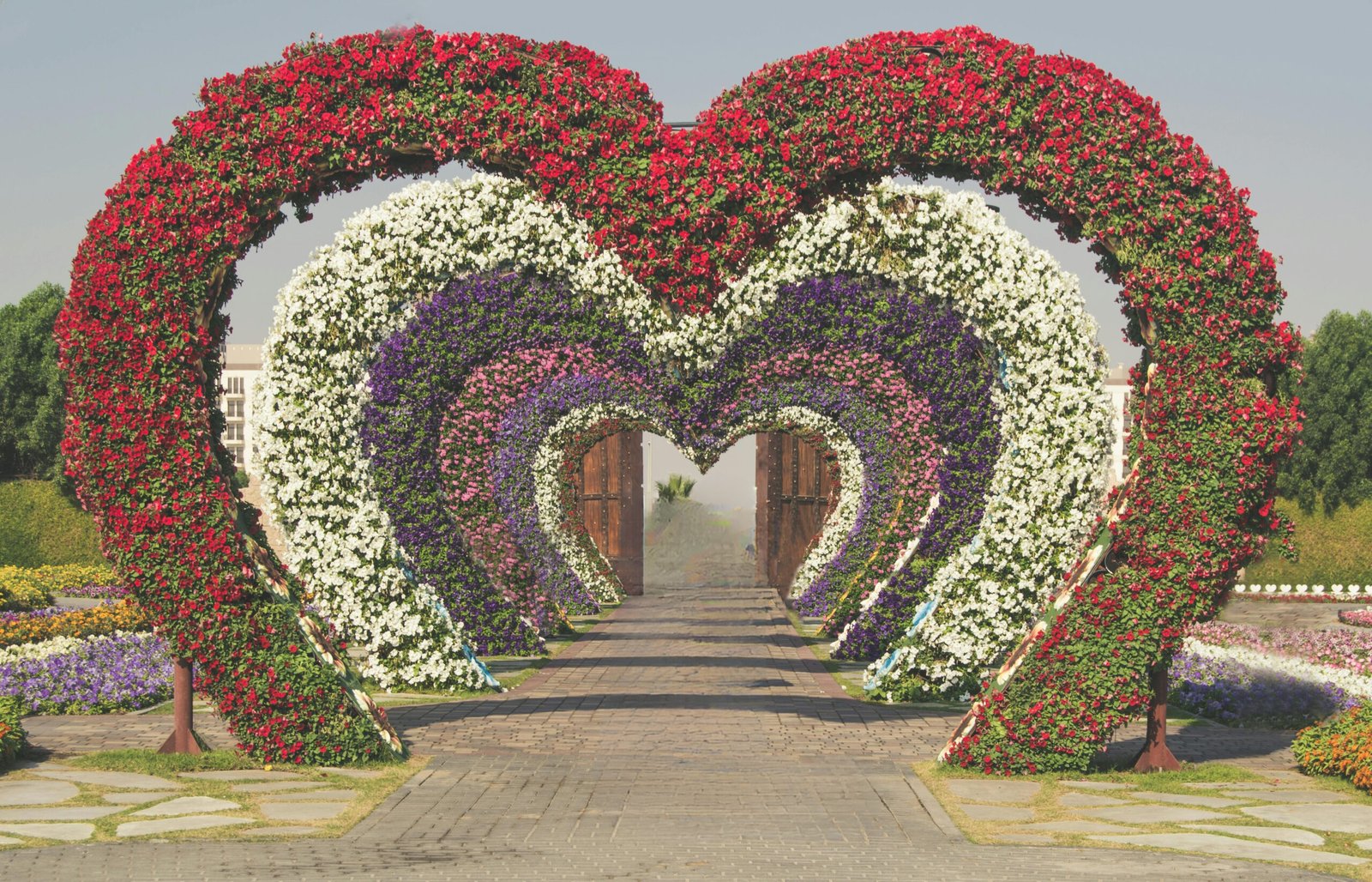 Dubai Miracle Garden çiçek heykelleri ve kalp tünelleri