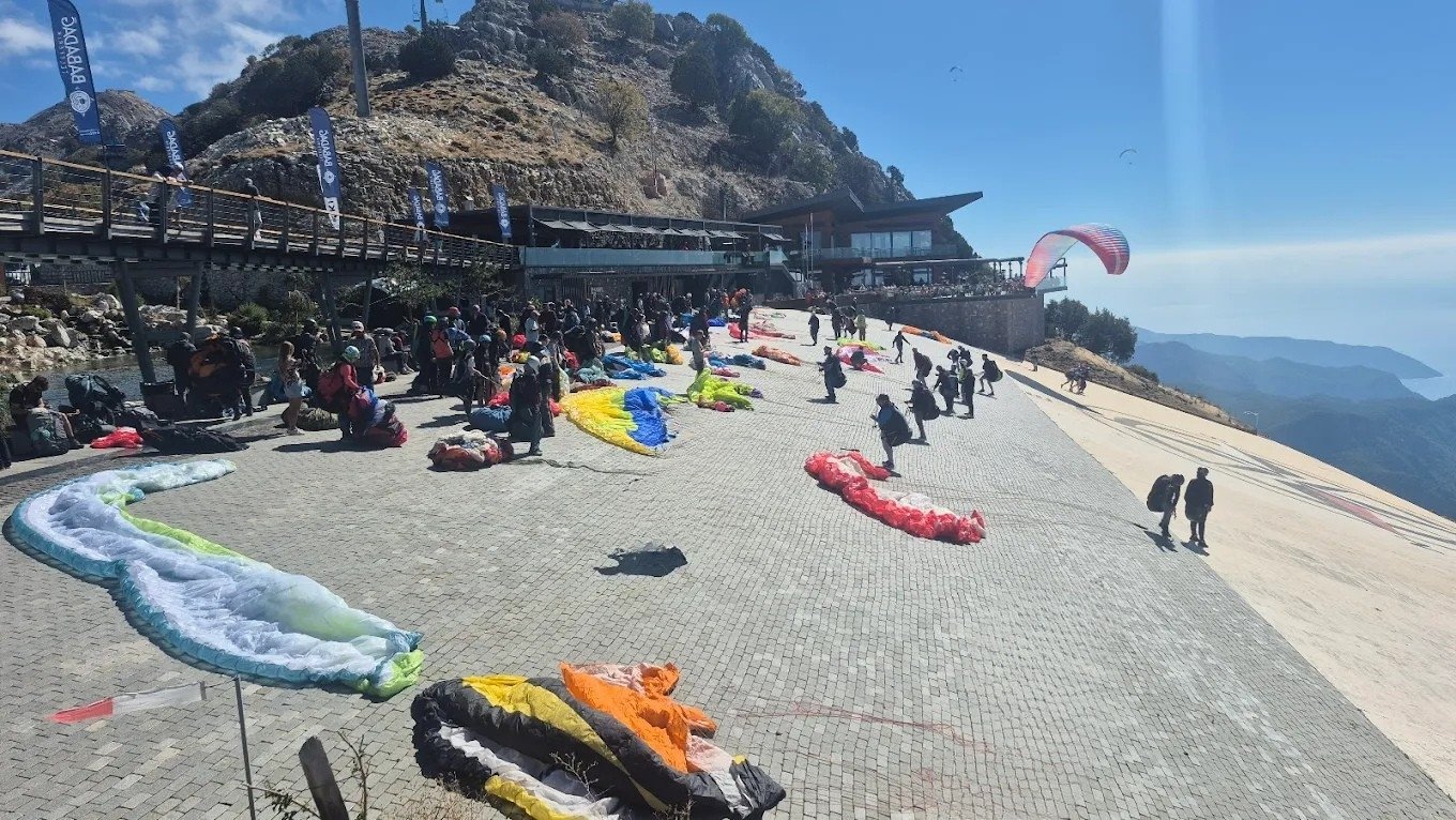 Fethiye Babadağ gökyüzünde uçan yamaç paraşütü pilotları