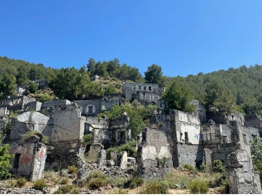 Kayaköy antik kent terk edilmiş evler - 1922 nüfus mübadelesi sonrası boş kalan köy