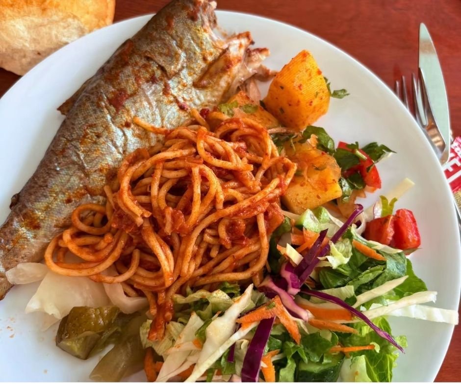 Teknede öğle yemeği servisi