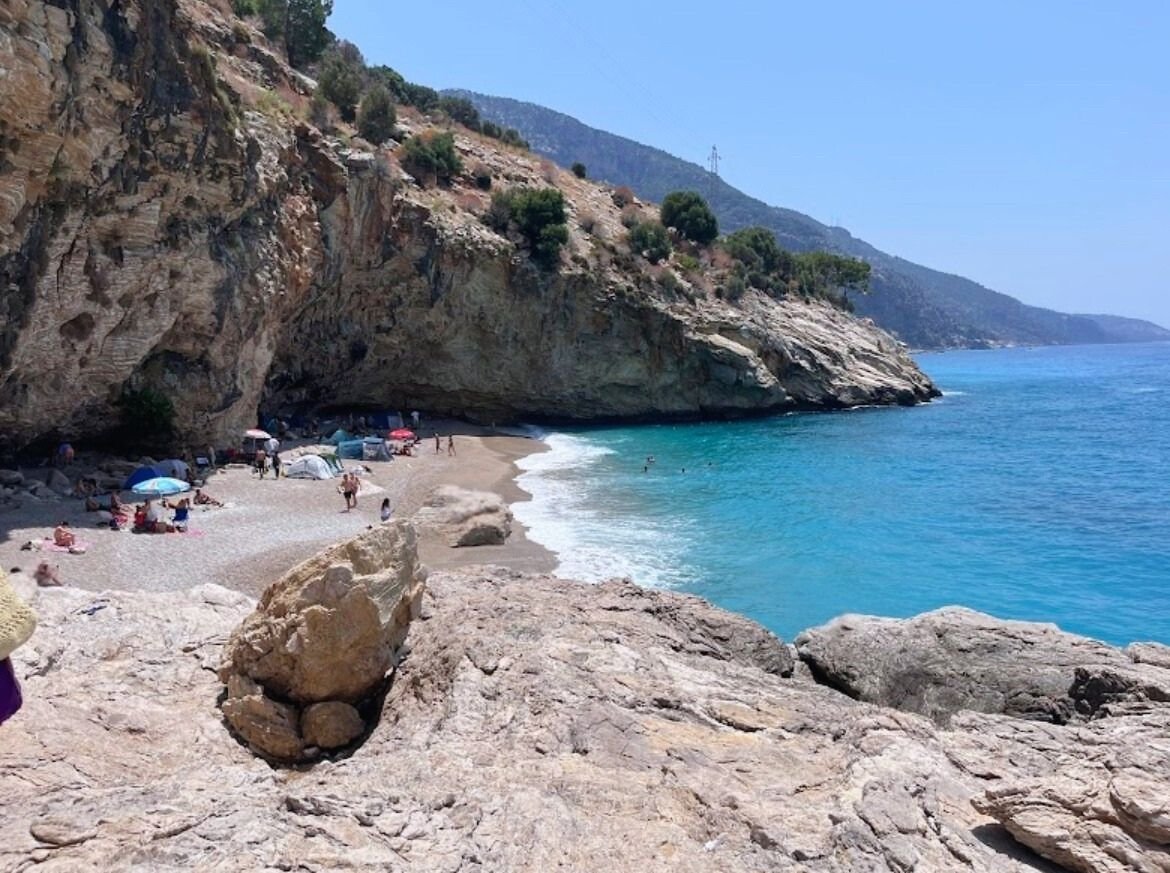 Gizli koy taşlı plaj doğal güzellik