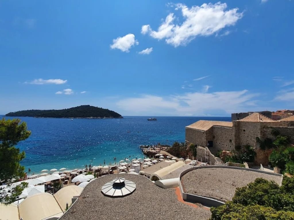 Dubrovnik gezi rehberi: Banje Plajı ve sur manzarası