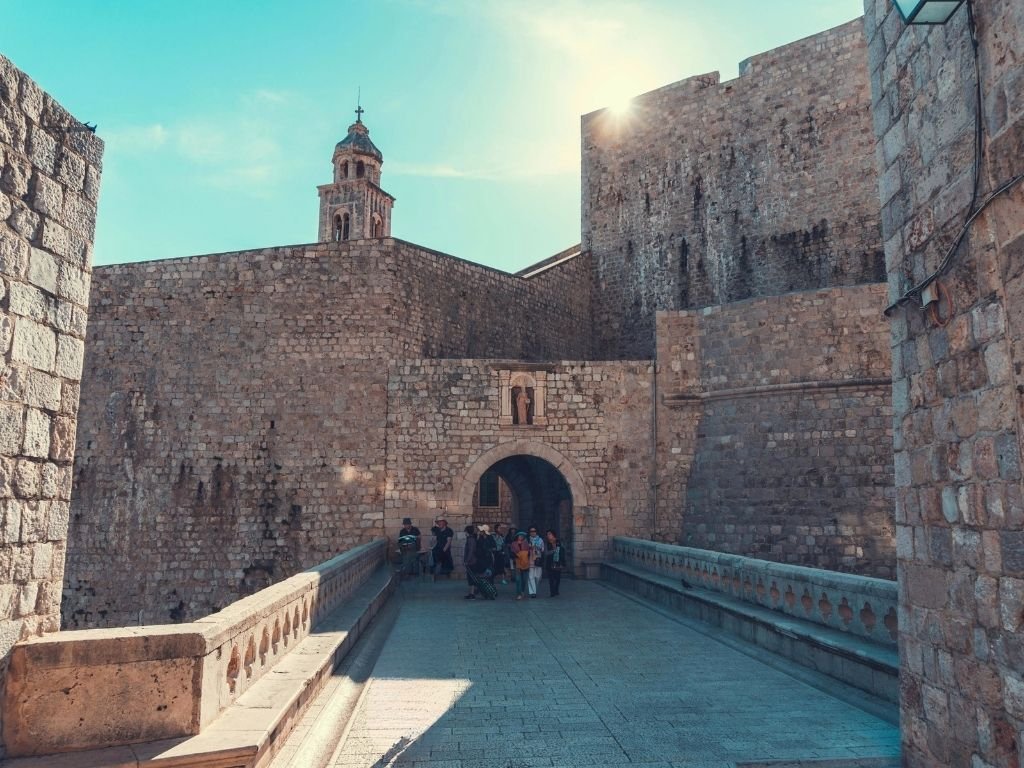 Dubrovnik gezi rehberi: Eski Şehir Stradun caddesi ve taş binalar