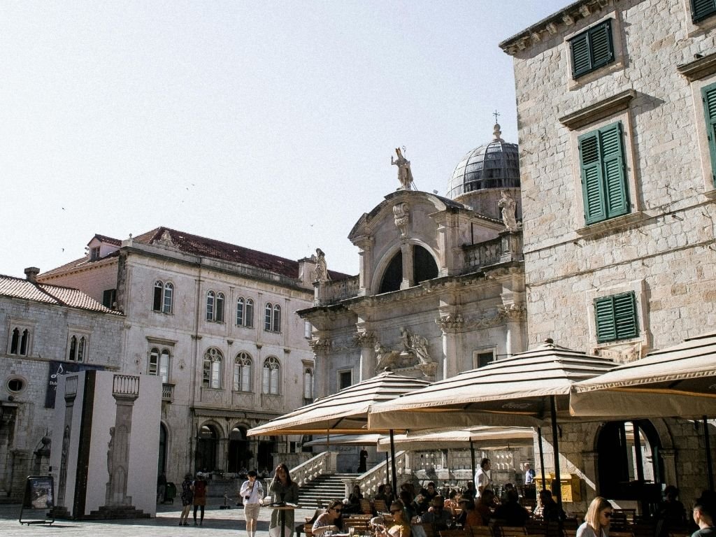 Dubrovnik yaz sezonu kalabalık sokaklar ve deniz manzarası