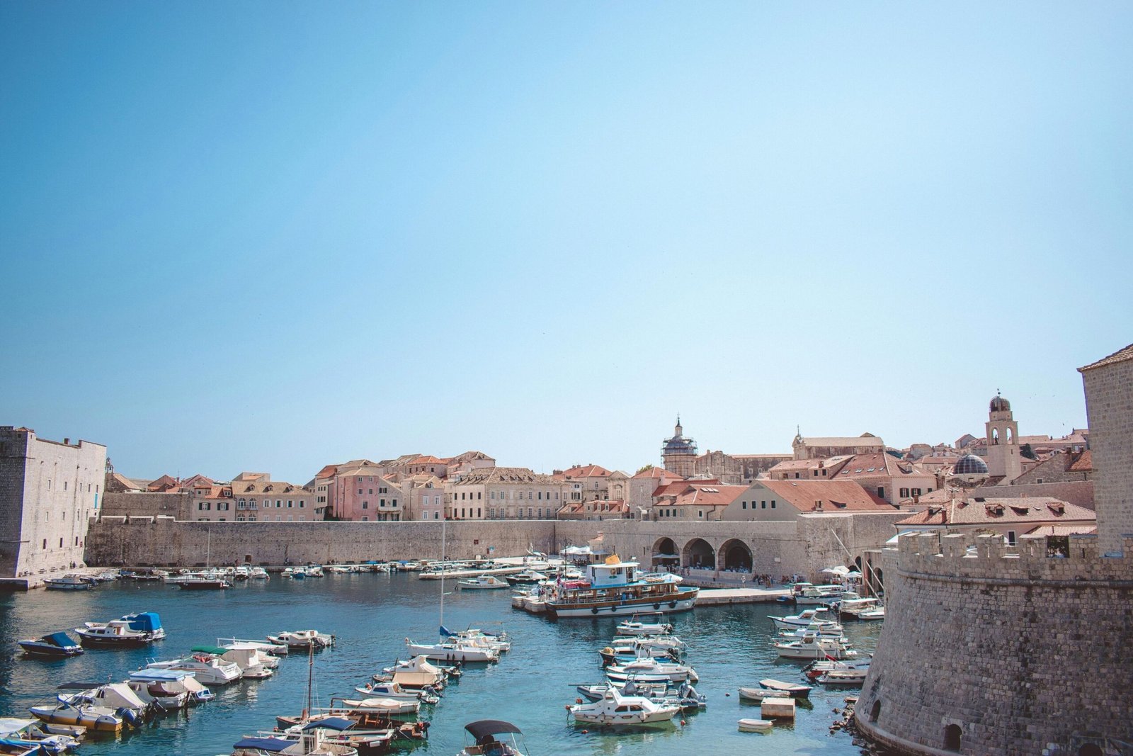 Dubrovnik gezi rehberi: şehir surları üzerinde yürüyüş ve deniz manzarası