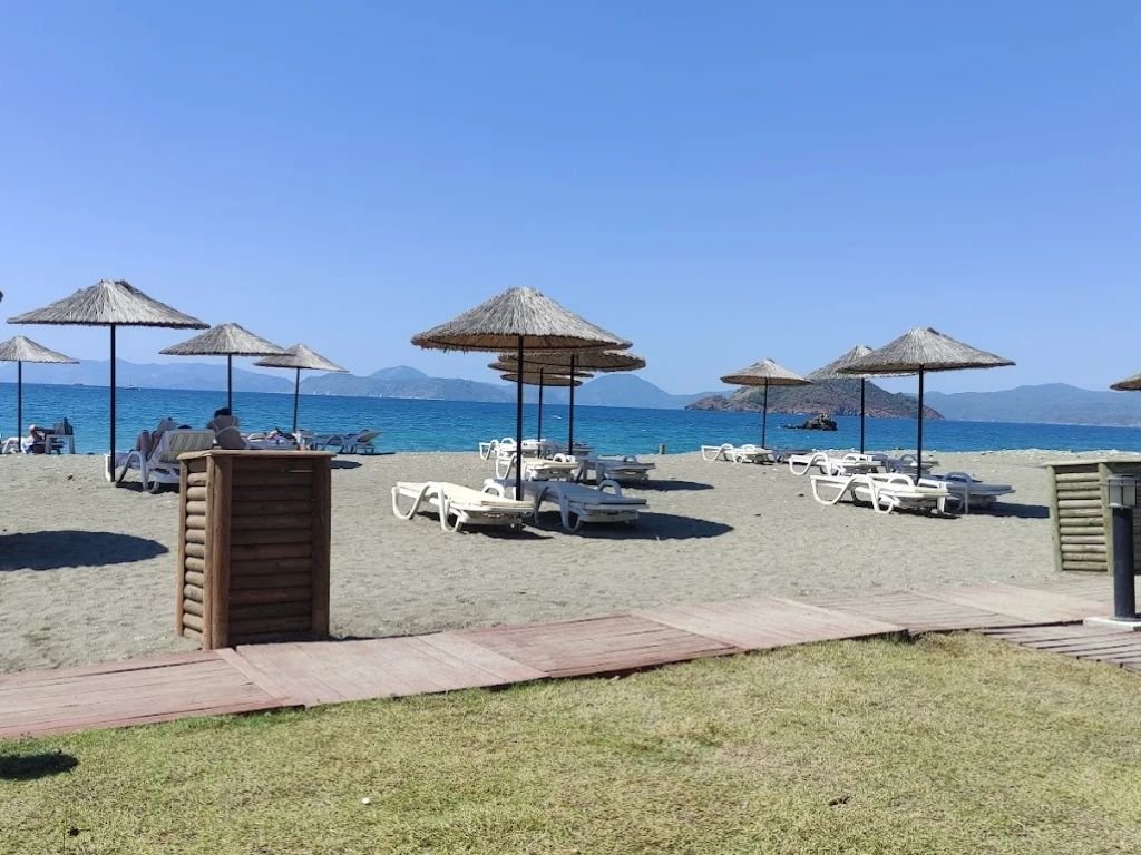 Karaot Plajı uzun kumsal turkuaz deniz