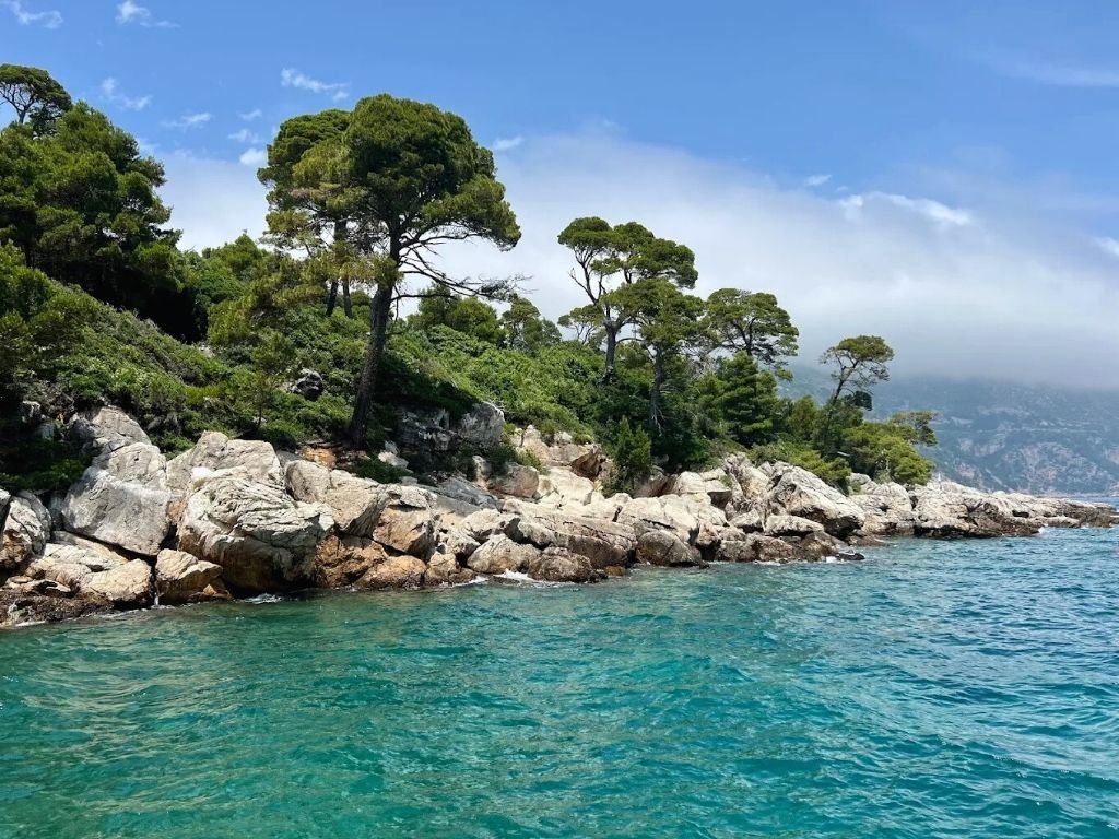 Lokrum Adası yeşil doğa ve kayalık kıyılar