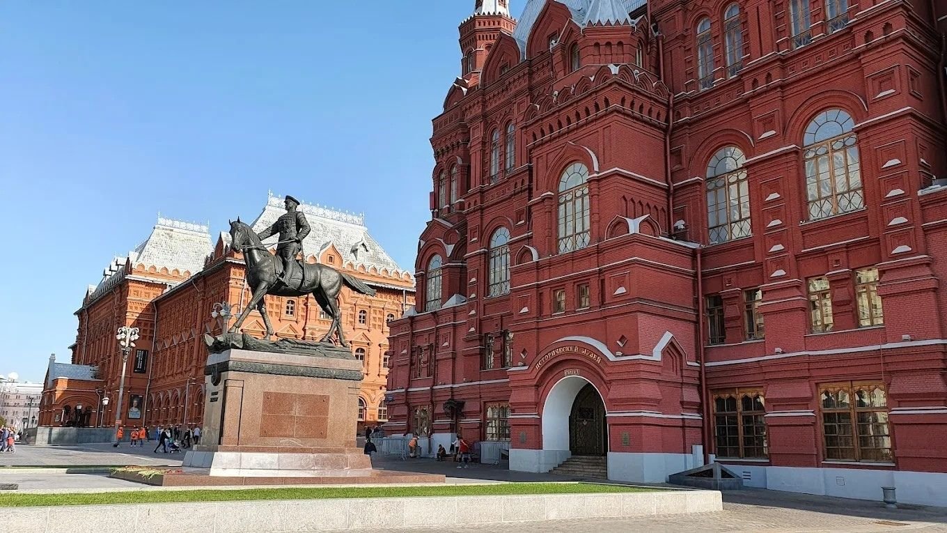 Moskova gezilecek yerler: Kışın kar altında Kızıl Meydan yürüyüşü