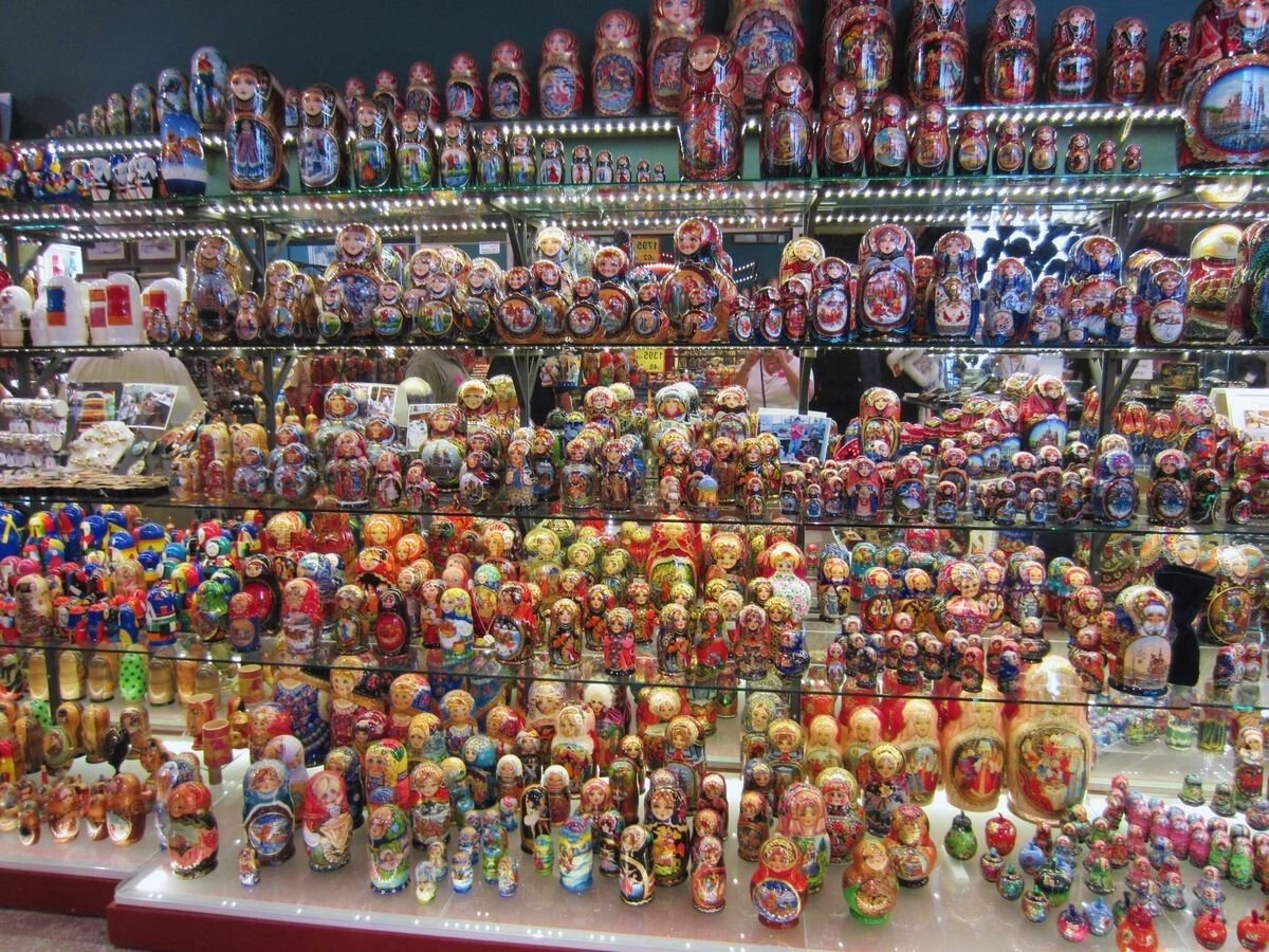 Moskova gezilecek yerler: Matruşka bebekler ve Moskova hediyelik eşya dükkanı